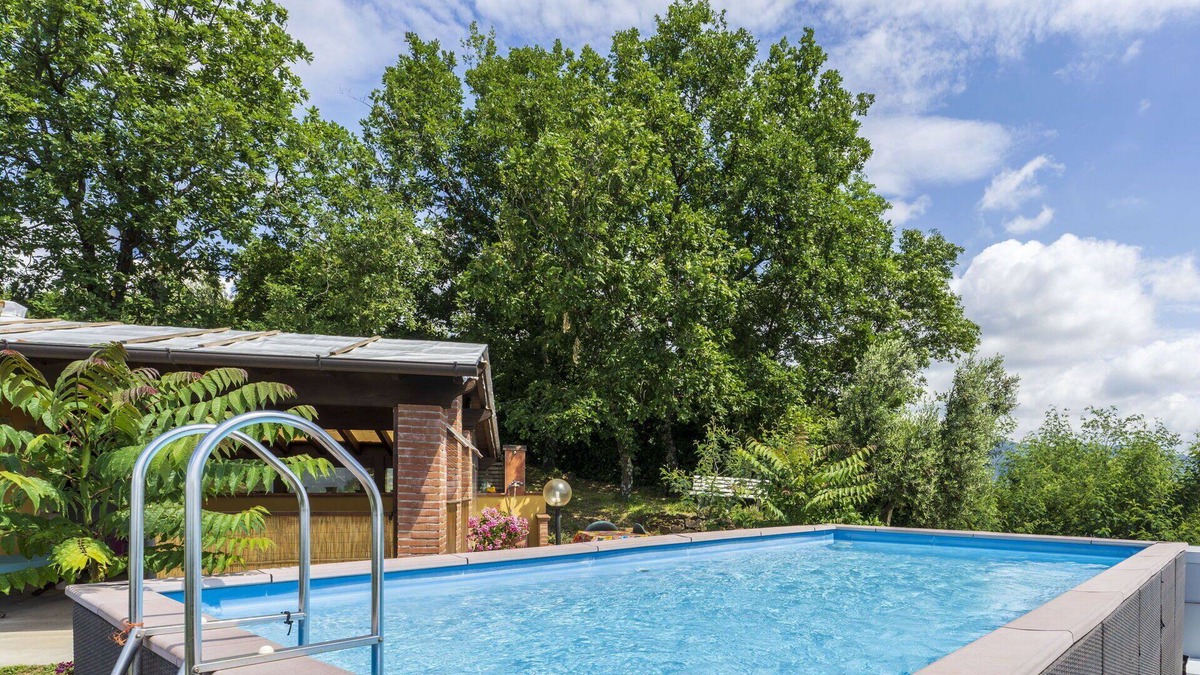Uzzano Villa | Stunning private villa for 5 guests with WIFI, private pool, pets allowed and parking