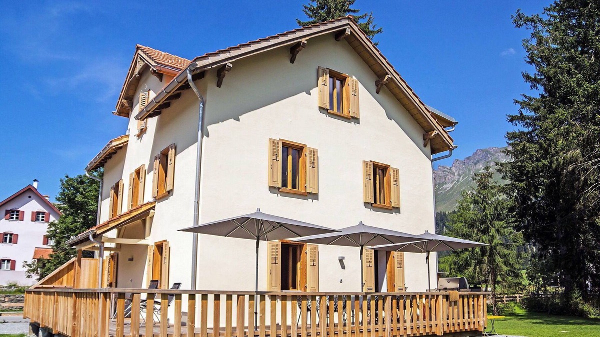 Parpan House | Stunning private villa with WIFI, hot tub, TV, patio, pets allowed, panoramic view and parking