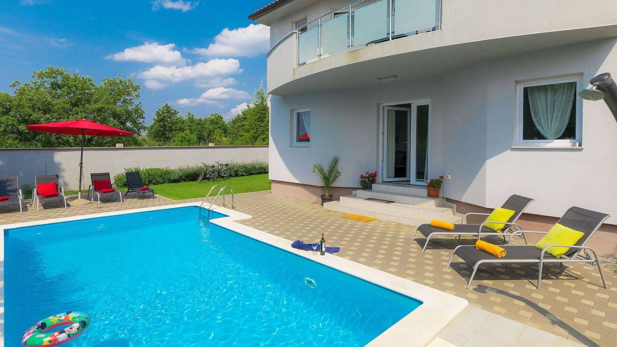 Orbanici House | Stunning private villa with A/C, WIFI, private pool, TV, terrace, pets allowed and parking