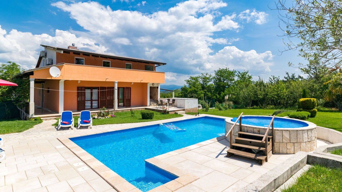 Rakotule House | Stunning private villa with WIFI, A/C, private pool, TV, terrace, pets allowed and parking