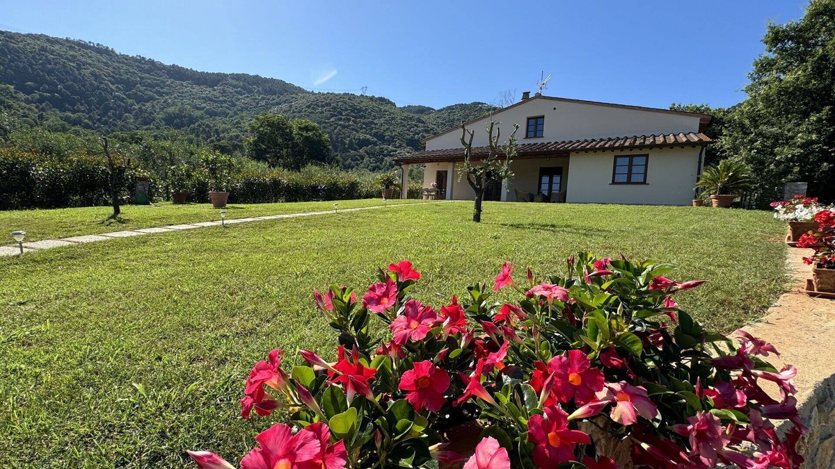 Santa Maria del Giudice Villa | Stunning private villa with WIFI, A/C, TV, veranda, pets allowed, panoramic view and parking