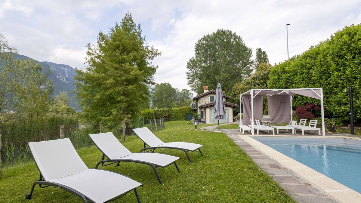 Cremignane Villa | Stunning private villa with WIFI, A/C, private pool, TV, patio, pets allowed and parking