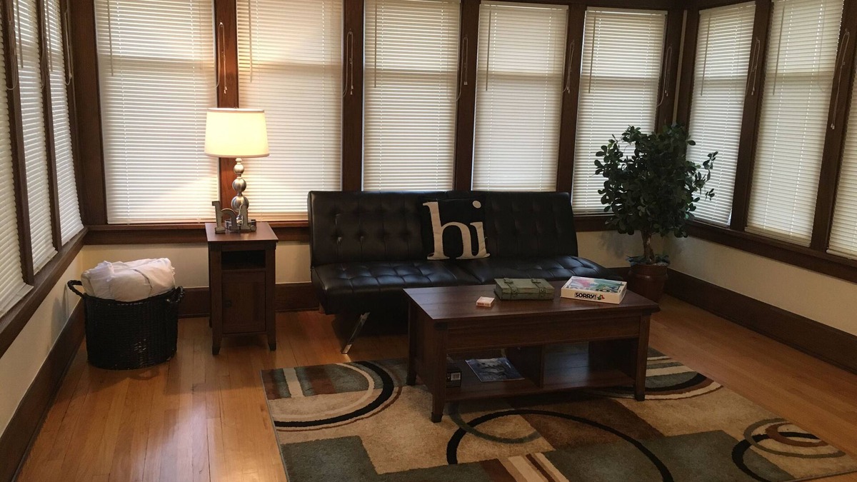 Racine House | Stunning! Professionally Cleaned, Self Check In - Sleeps 8