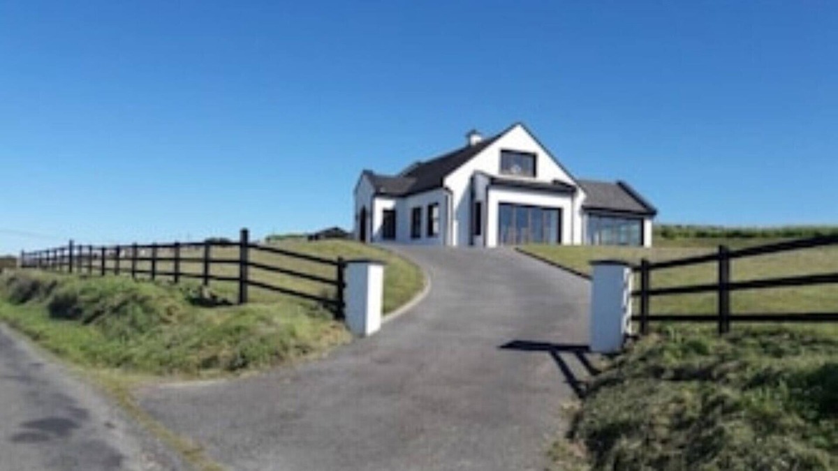 Killadoon House | Stunning Property, Close to Beach, Overlooking Ocean on the Wild Atlantic Way