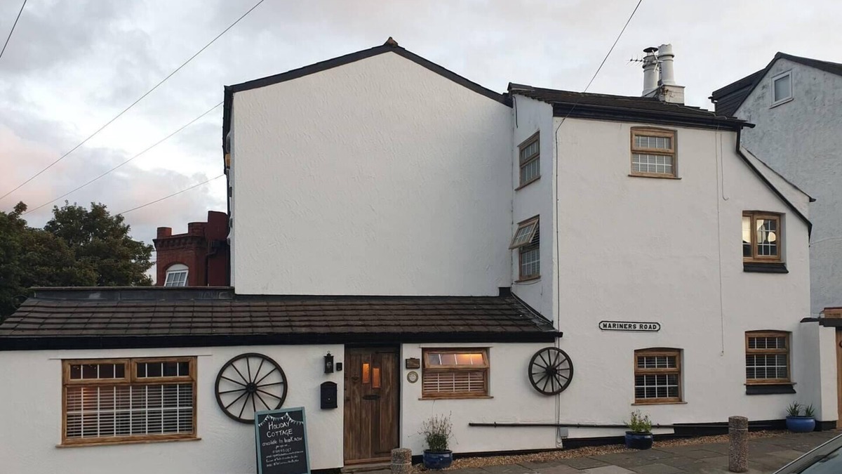 New Brighton Cottage | Stunning quirky 2-Bed Cottage in New Brighton
