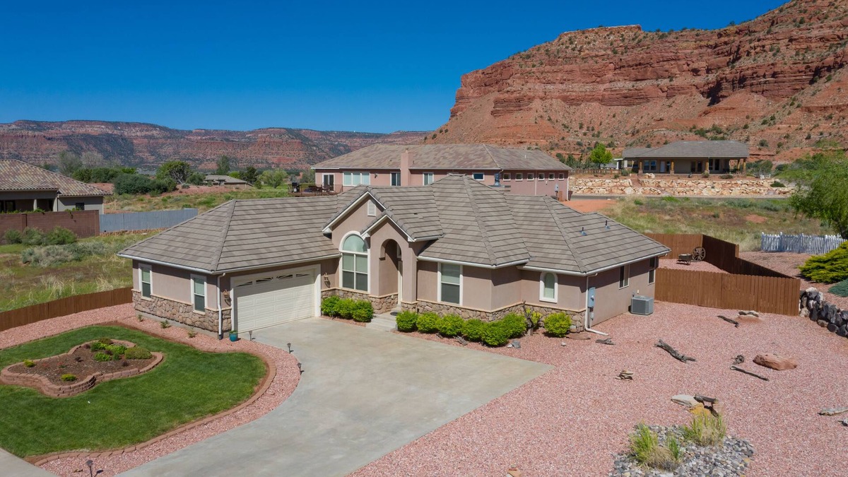 Kanab House | Stunning Red Rock Views with Cal King Bed