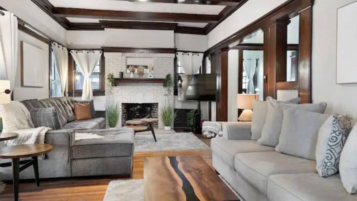 Birmingham House | Stunning Retreat with a pool, sleeps 12 guests, walking distance to Downtown.