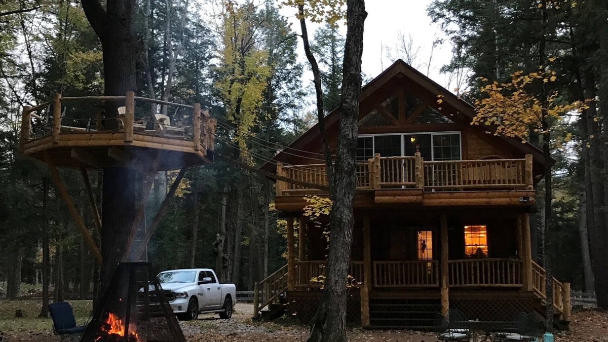 Glenfield Cabin | Stunning Riverfront Solar-Powered Cabin with back-up generator