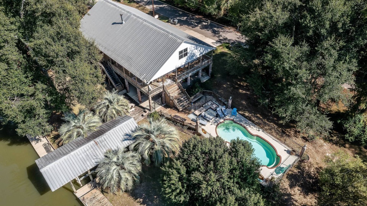 Burnside House | Stunning Riverside Retreat with Private Pool