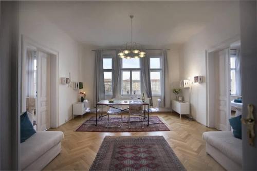 Andel Apartment | Stunning Riverview Apartment