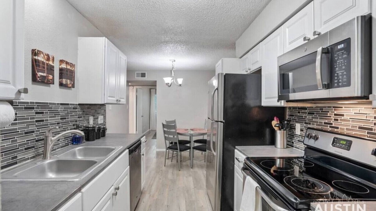 Galindo Condo | Stunning S Lamar Apt | Walk to Music + Bars + Food