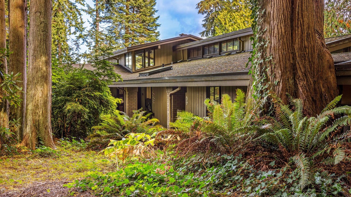 Poulsbo Cabin | Stunning Salsbury Point Waterfront Lodge