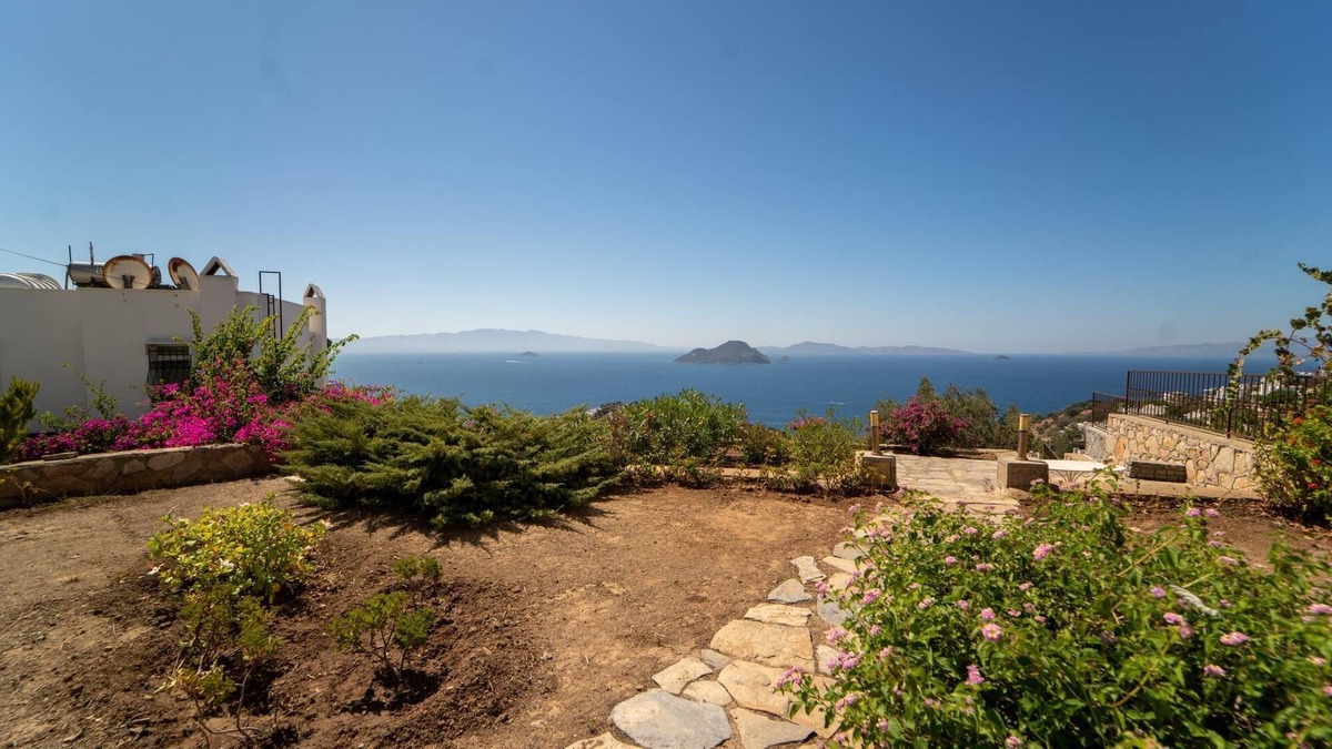 Dagbelen Villa | Stunning Sea View Villa w Garden, 5 min to Beach