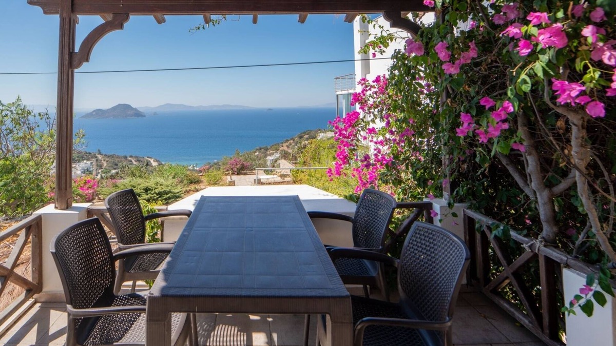 Dagbelen Villa | Stunning Sea View Villa w Garden, 5 min to Beach
