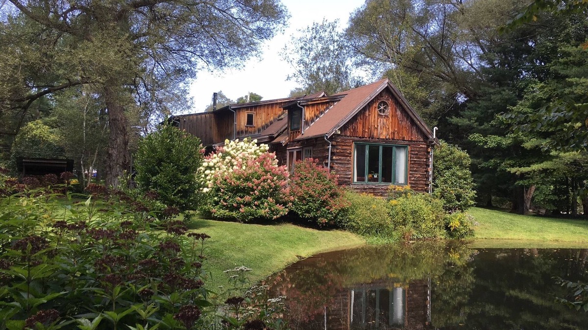 Andes House | Stunning, Secluded Log Home Surrounded by Woods and Water