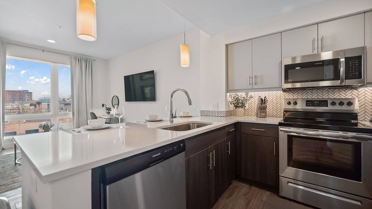 Richmond Apartment | Stunning Skyline 1-Bedroom Apartment - Downtown RVA - Pool, Gym & Parking