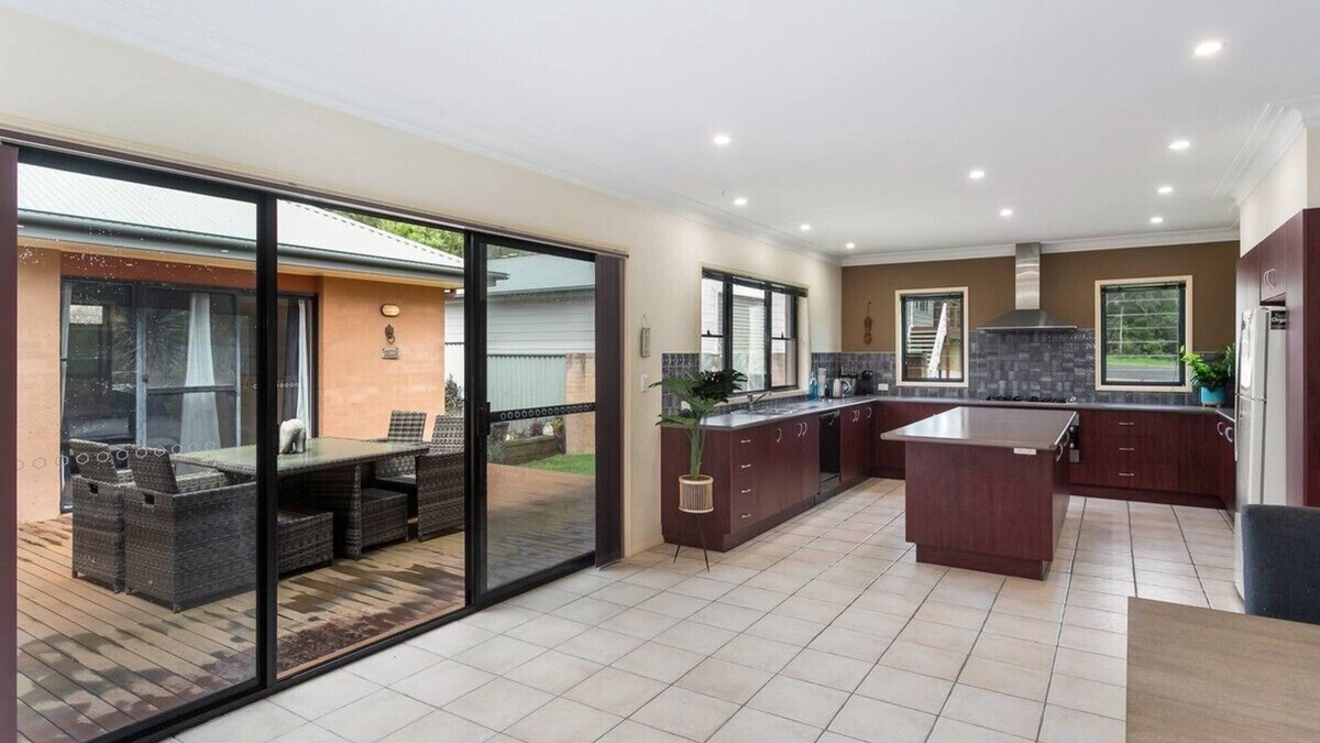 Bawley Point House | Stunning spacious home 5 minutes walk to beach, full kitchen, games room