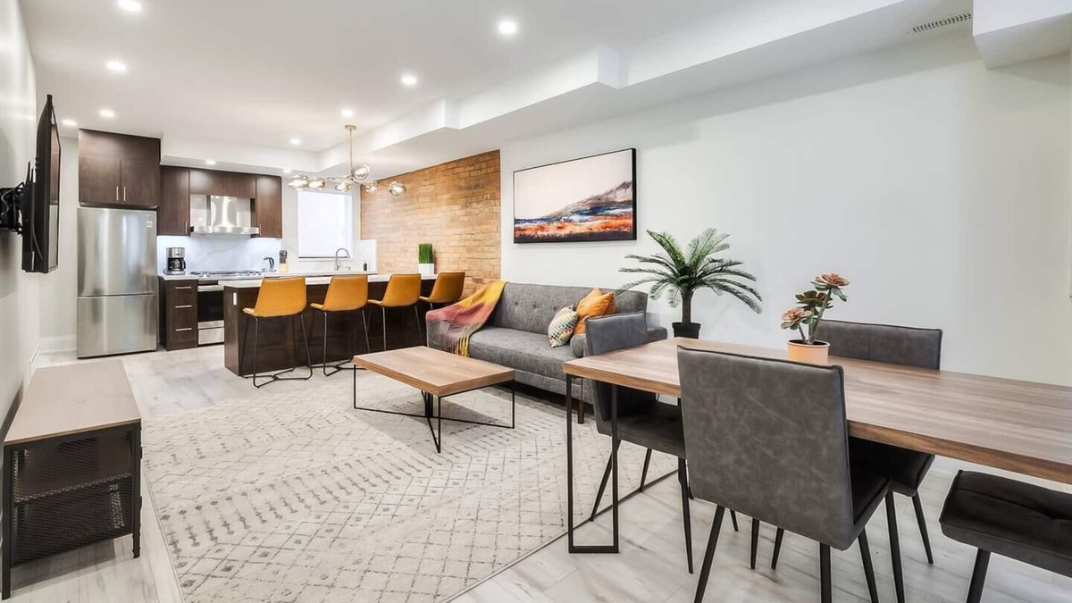 Cabbagetown South Apartment | Stunning Split-level 2BR Loft near Dundas Sq