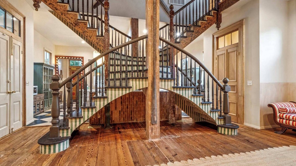 Faubourg Lafayette Villa | Stunning Storybook Villa w Pool & HotTub 6bd|6.5ba