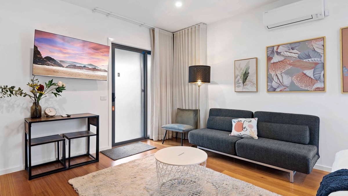 Carnegie Apartment | Stunning Studio Apartment Near Public Transport