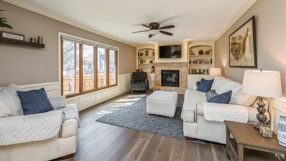Urbandale House | Stunning Suburban Home in Quiet Neighborhood