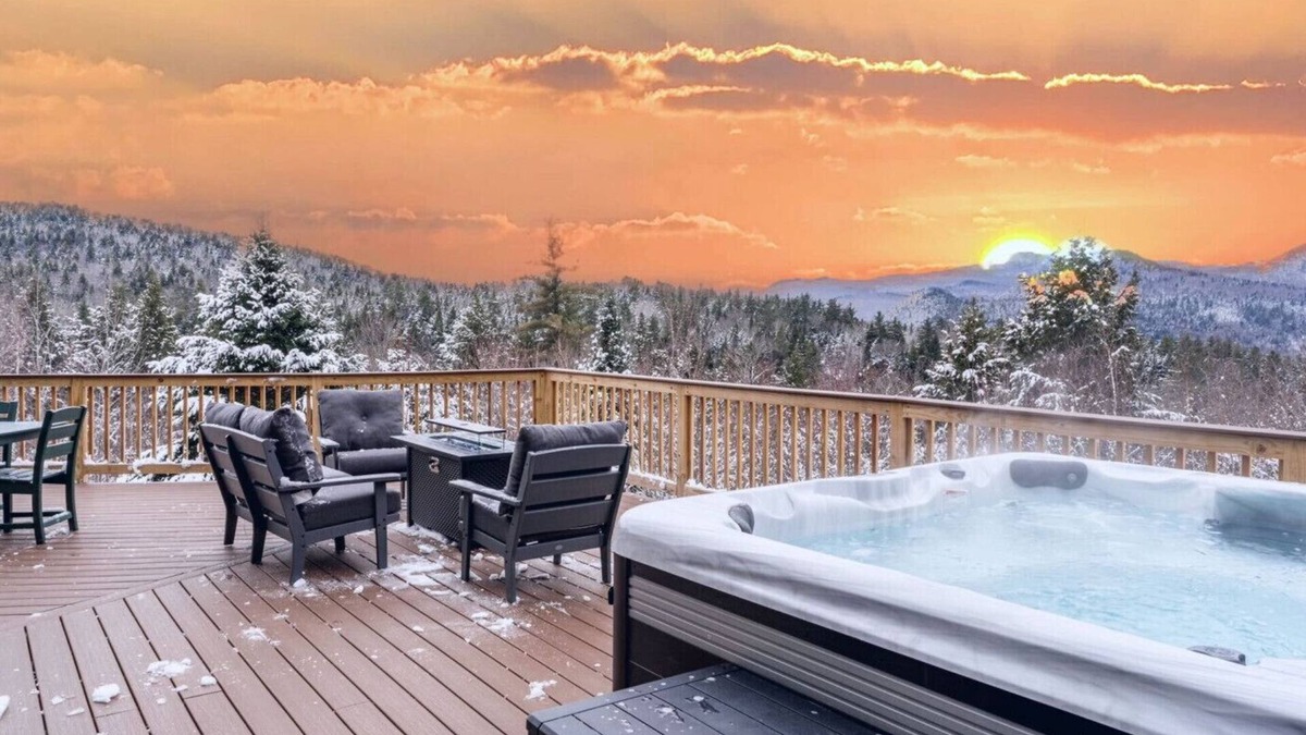 Thornton House | Stunning Summer Mtn Home Near Lake, Pet Friendly 🚣 🌲 🎱 🏓