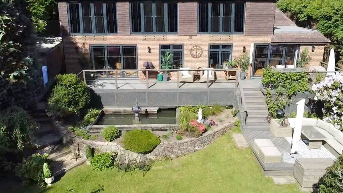 Hindhead House | Stunning Surrey Hills Country House w/hot tub (seasonal). Sleeps 8-10.