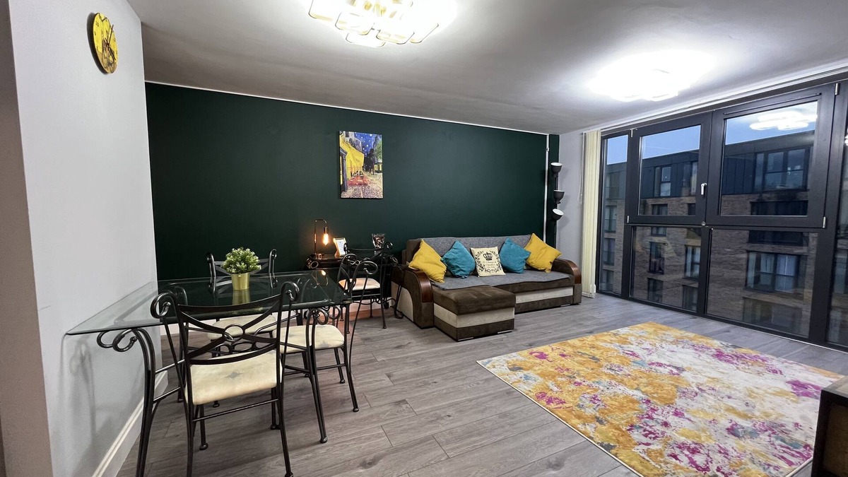 Gay Village Apartment | Stunning Top Floor Apartment 2 BEDS Free PARKING