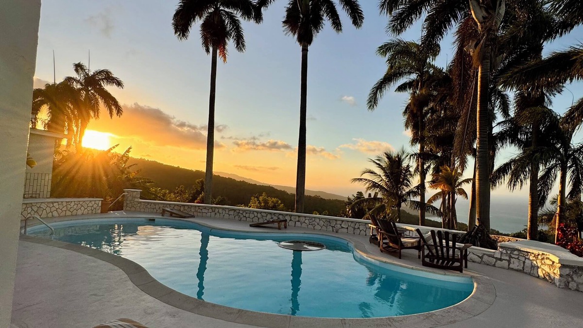 Reading Villa | Stunning Tropical Mountain Villa mins from Montego Bay including Butler