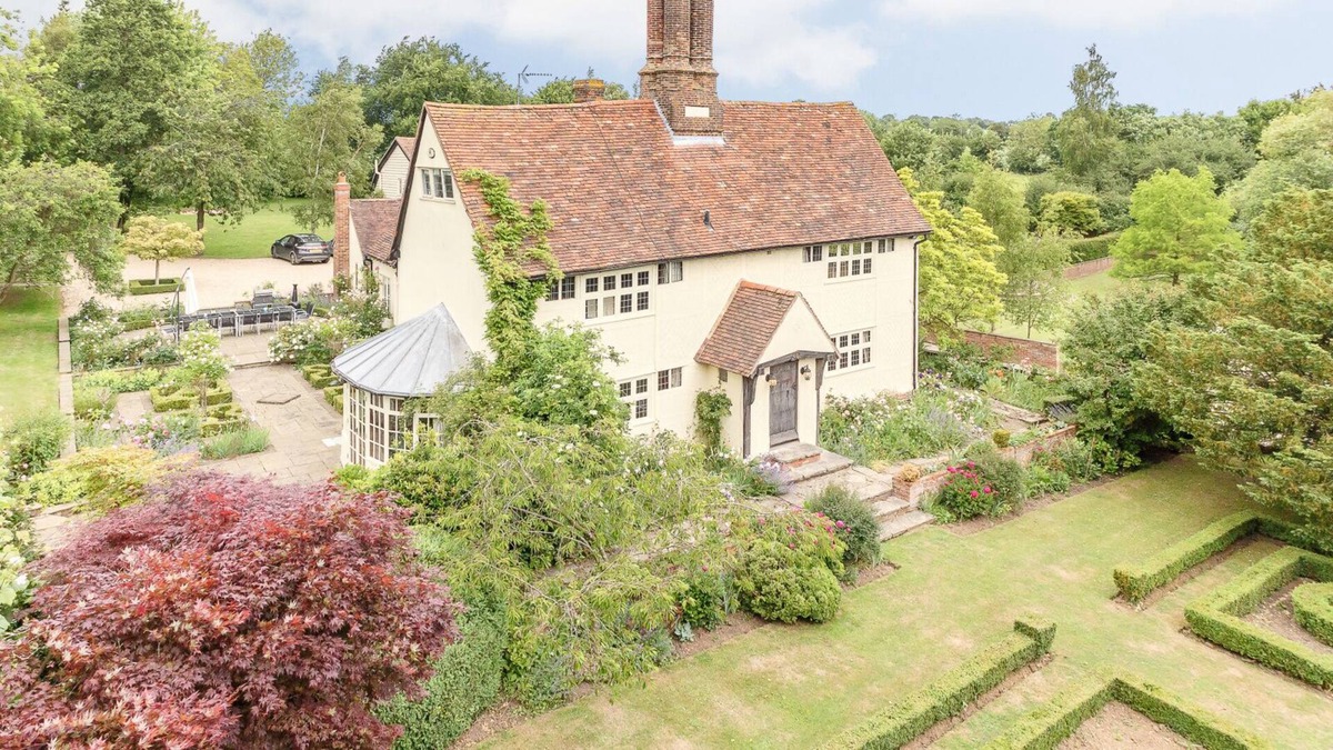 Howlett End House | Stunning Tudor Manor House and Coach House