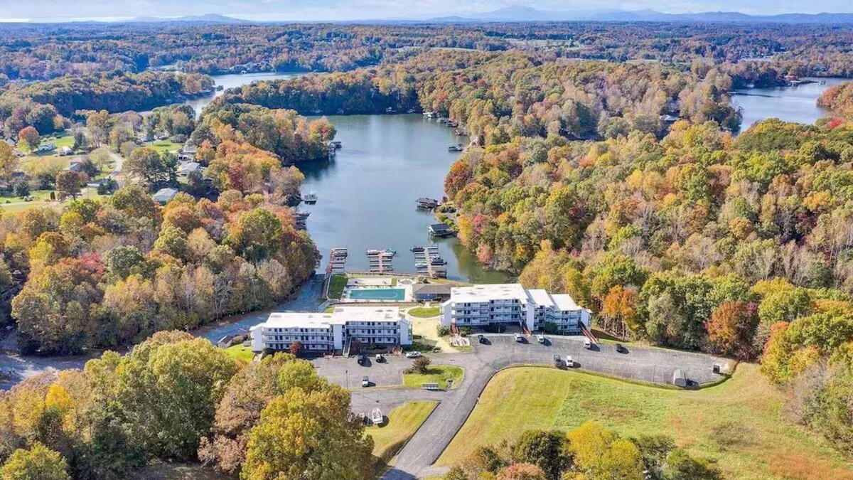 North Shore Condo | Stunning updated 1 BR Condo with great lake views.