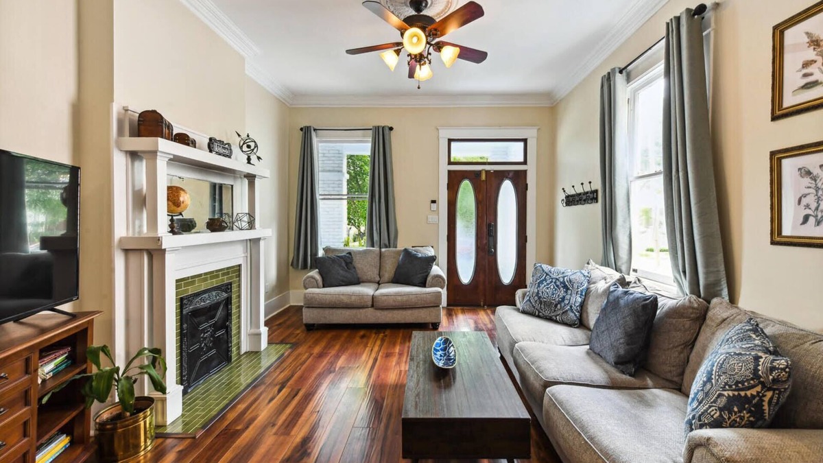 East Carrollton House | Stunning Uptown 3 bedroom work/vacation home