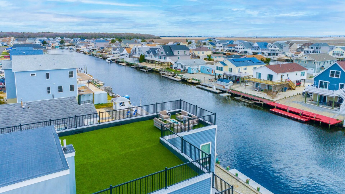 Mystic Island House | Stunning 2600 ft² waterfront home, pet friendly, 8 person hot tub, rooftop deck