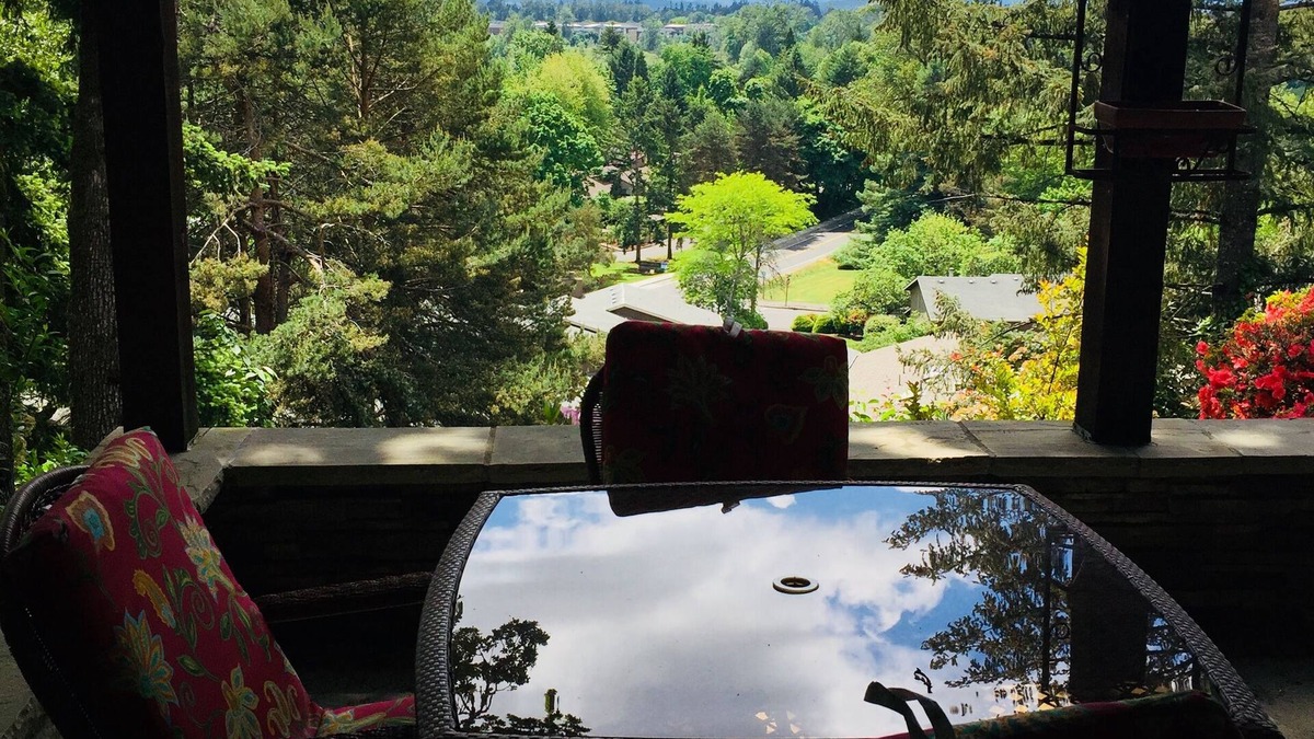 Central Oregon House | Stunning Views, 2 BR 1 BA Convenient to UO and Autzen