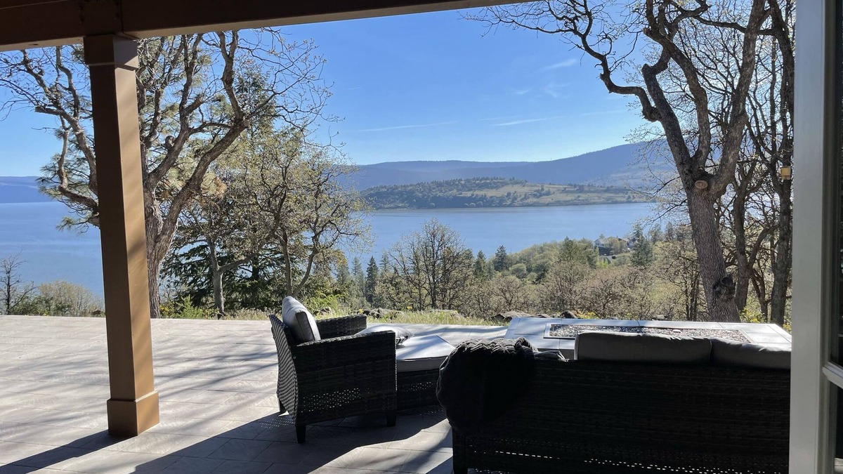 Klamath Falls House | Stunning views and minutes from Running Y Ranch Resort golf course!