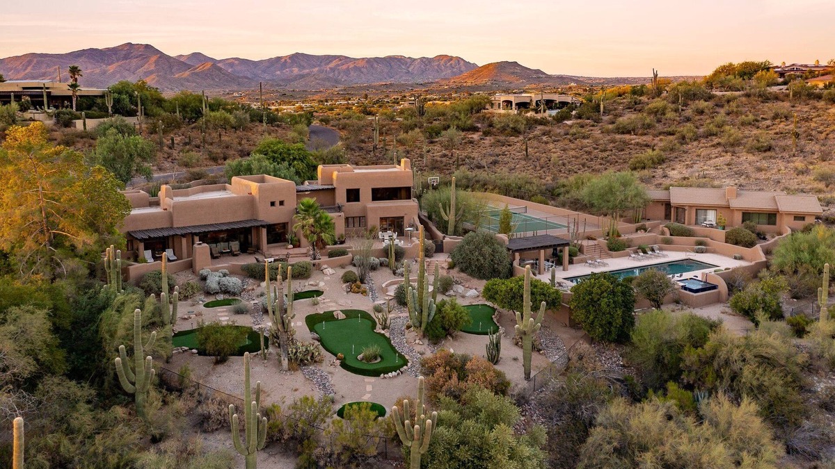 Carefree House | Stunning Views and Pickleball, Tennis and Putting Greens by The Boulders!