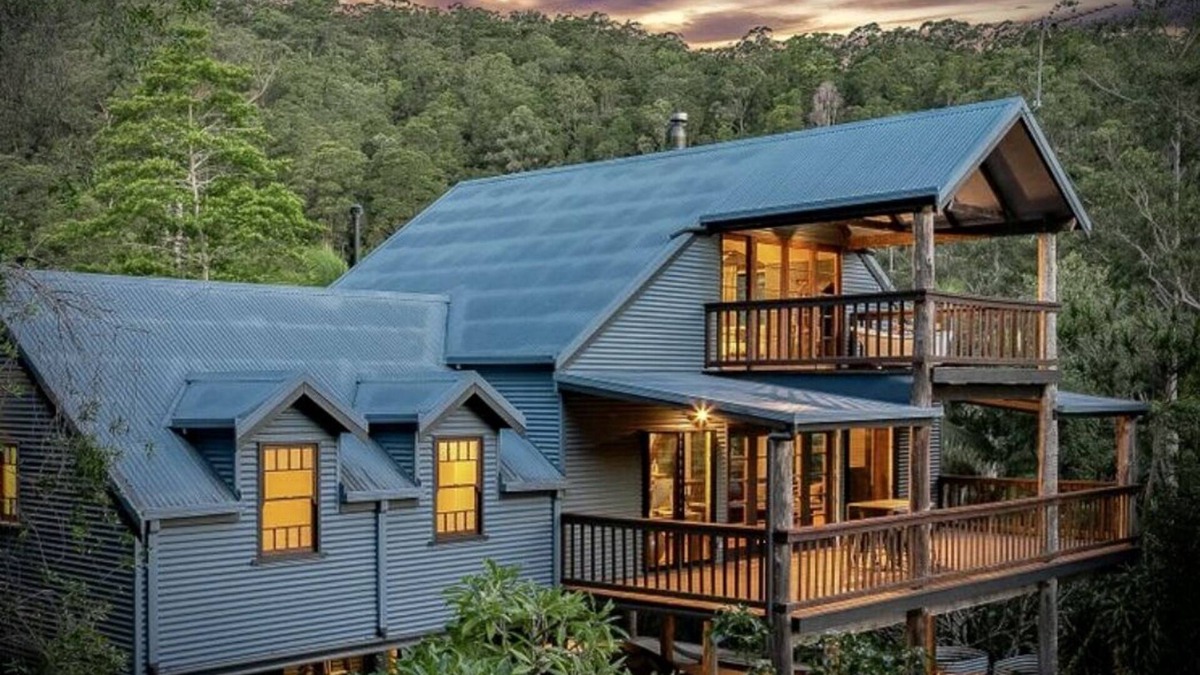 Uki House | Stunning views and total privacy. Summer pool and winter fire.