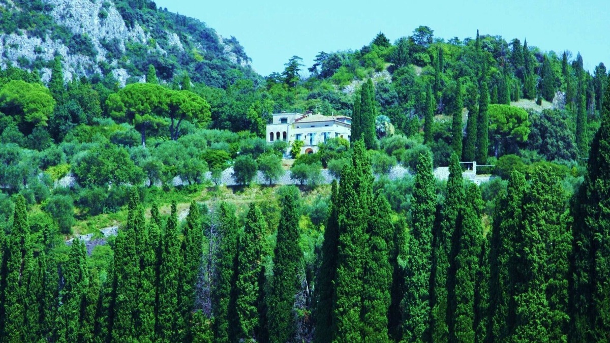 Garda Villa | 'Stunning Views': beachfront villa with pool