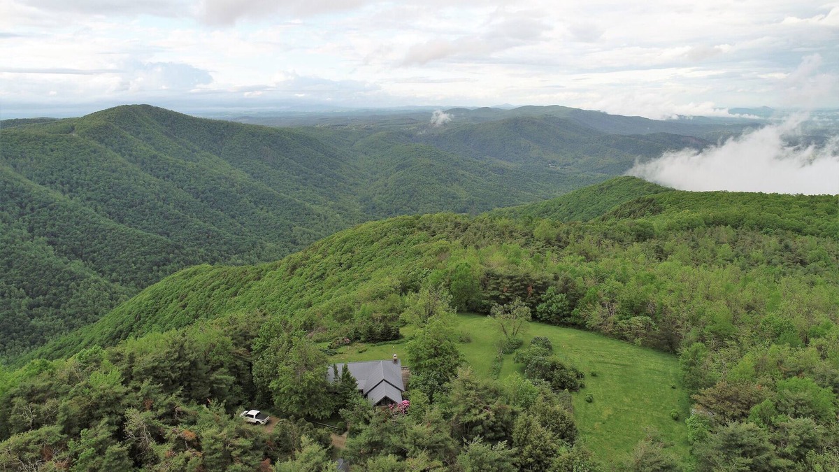 Vesta House | Stunning Views, close to Wineries, Primland & Parkway - beautifully appointed