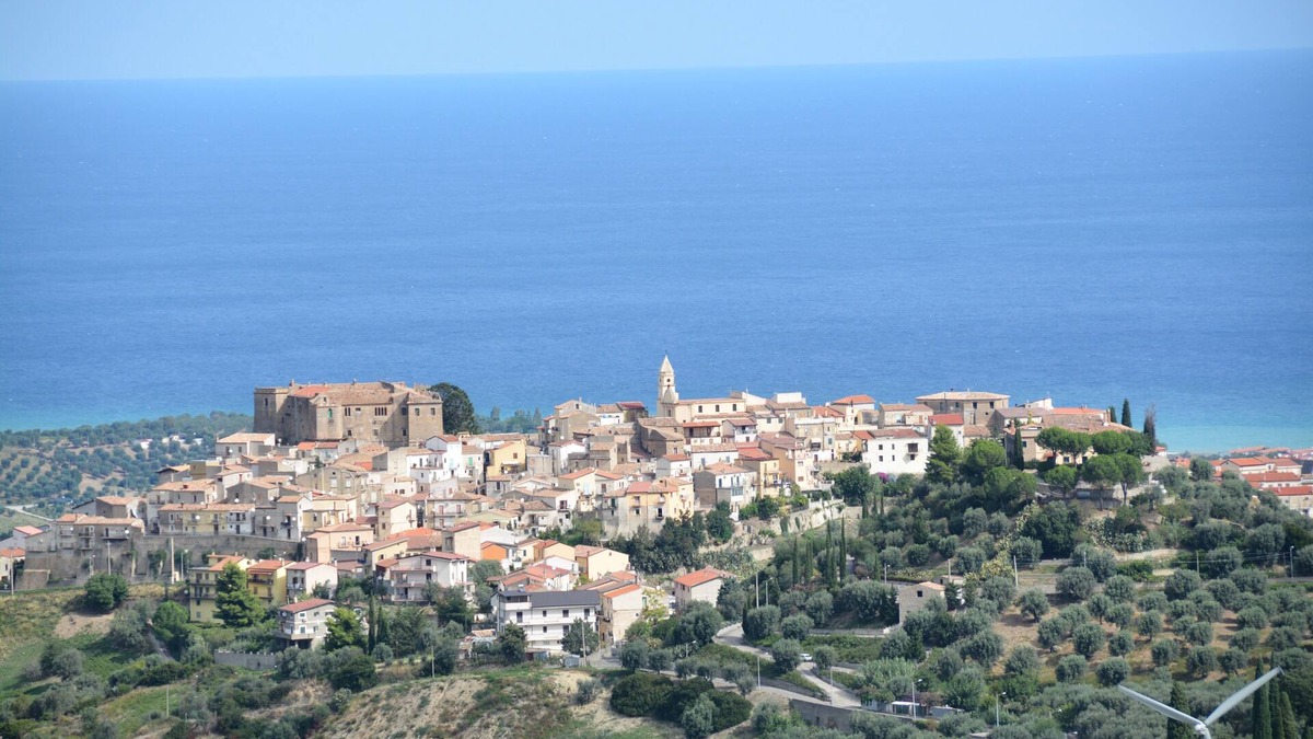 Calopezzati House | Stunning views from this beautifully located house in the heart of Calopezzati.