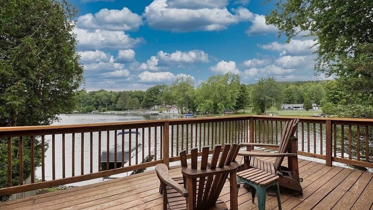 Town of Nelson House | Stunning views from this lake house on the water