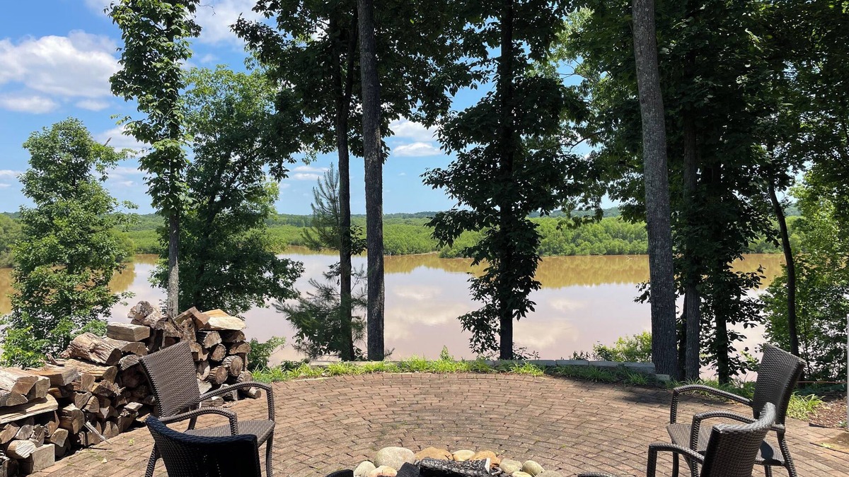 Southmont House | Stunning views from this lakeside cottage. Sleeps 8-11.