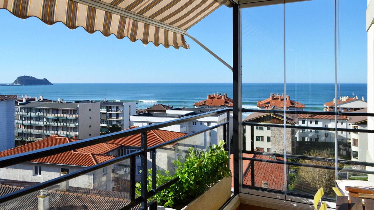 Zarautz Apartment | STUNNING VIEWS NEAR THE BEACH.