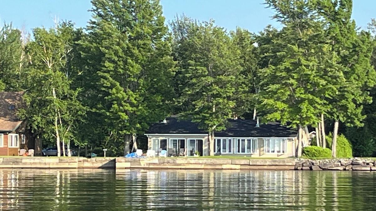 Newport Cottage | STUNNING VIEWS of LAKE MEMPHREMAGOG from cozy yet roomy 3 bed/2bath cottage!