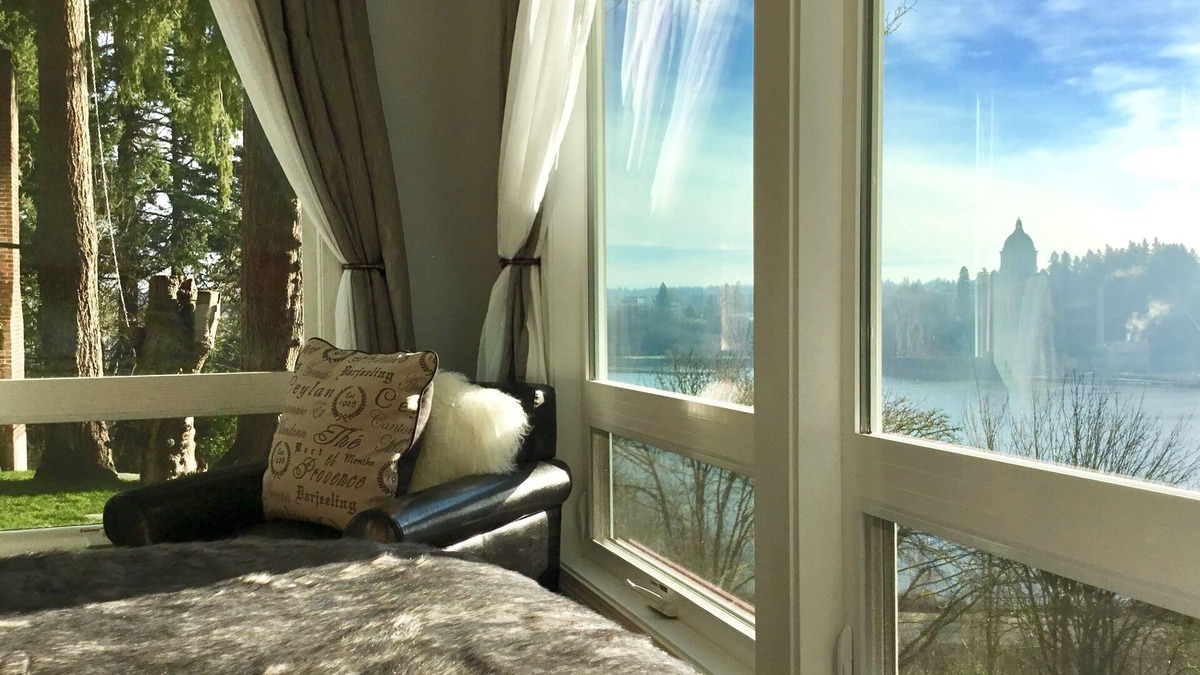South Westside House | Stunning views of the Capitol Building, Capitol Lake, and Mt Rainier!