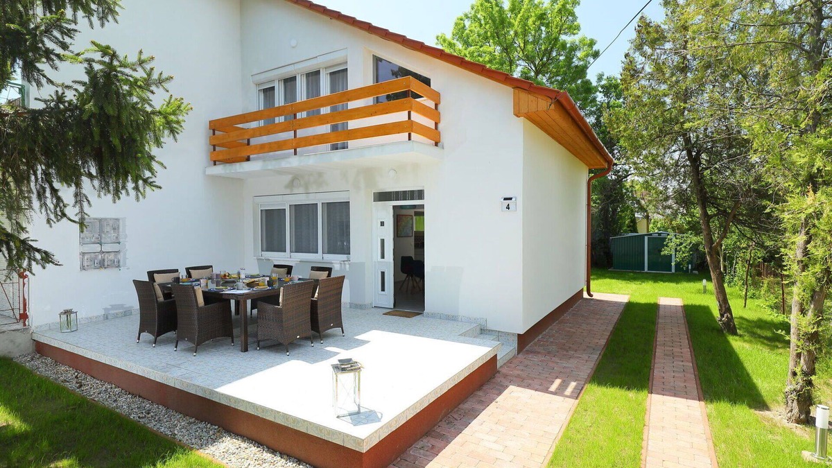 Balatonoszod House | Stunning villa for 5 people with WIFI, A/C, TV, patio and parking