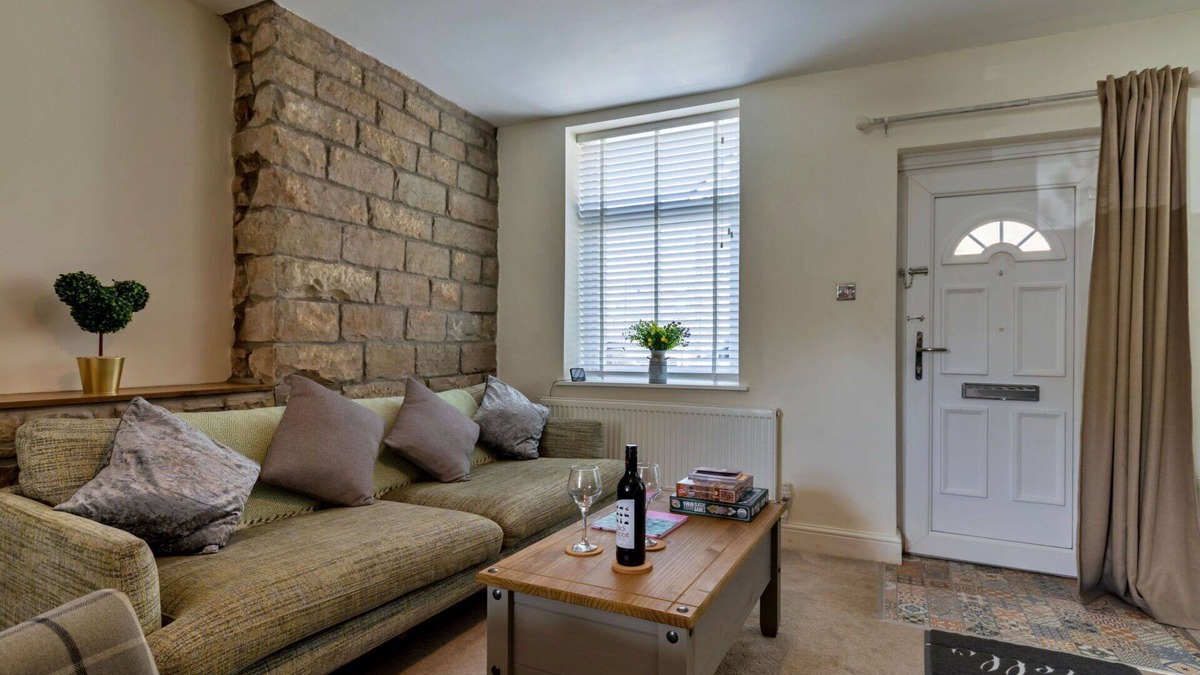 New Mills House | Stunning villa for 2 people with WIFI, pets allowed and parking