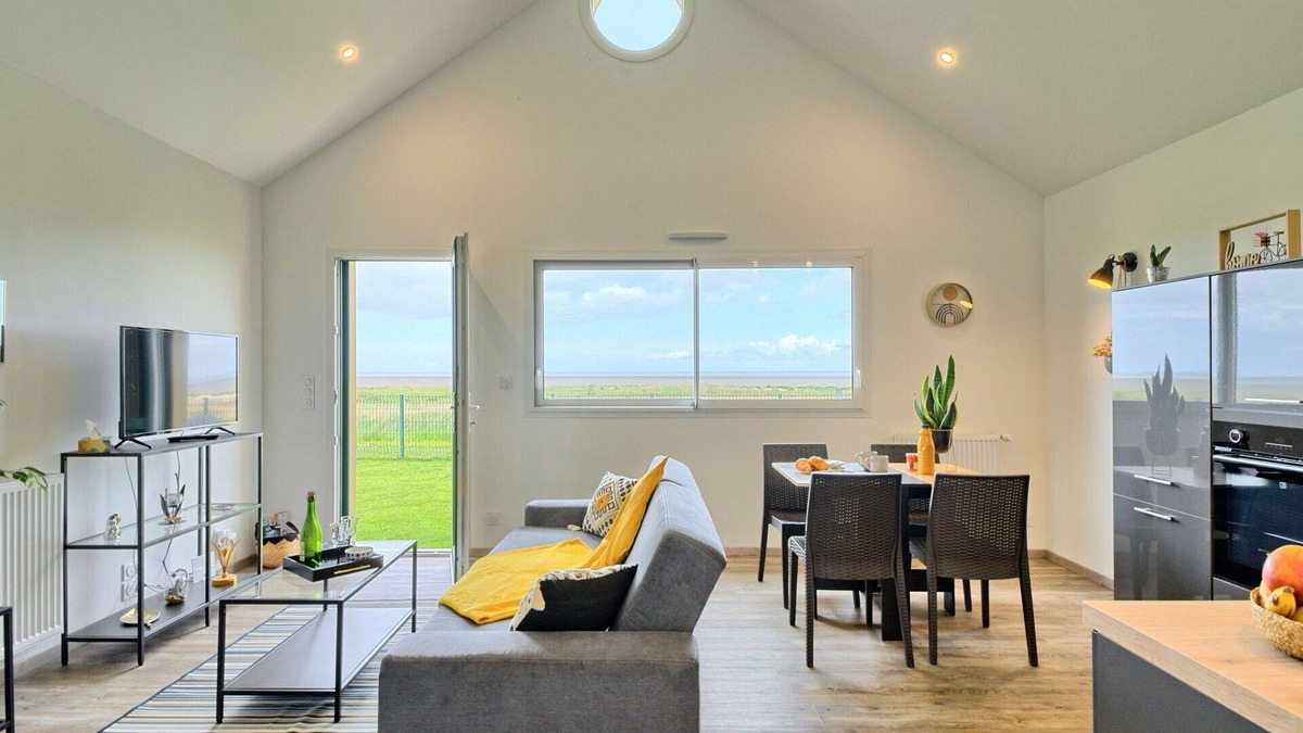 Cherrueix House | Stunning villa for 3 guests with WIFI, TV, patio and parking