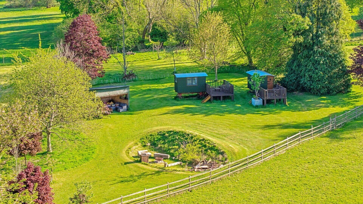 Dunbridge House | Stunning villa for 4 people with pets allowed and parking