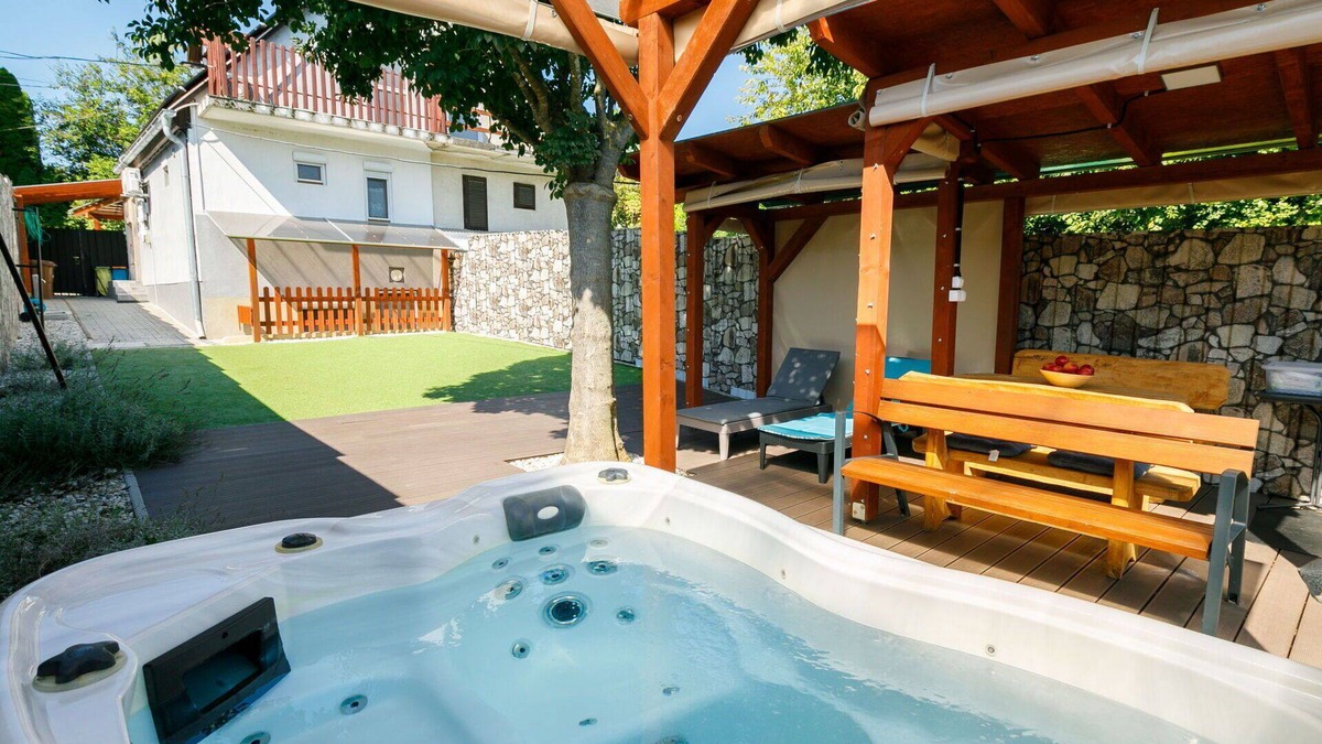 Siofok-Sosto House | Stunning villa for 4 people with WIFI, A/C, hot tub, TV, balcony, pets allowed and parking